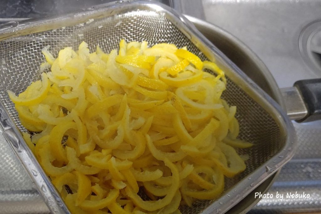 ゆず皮の湯切り