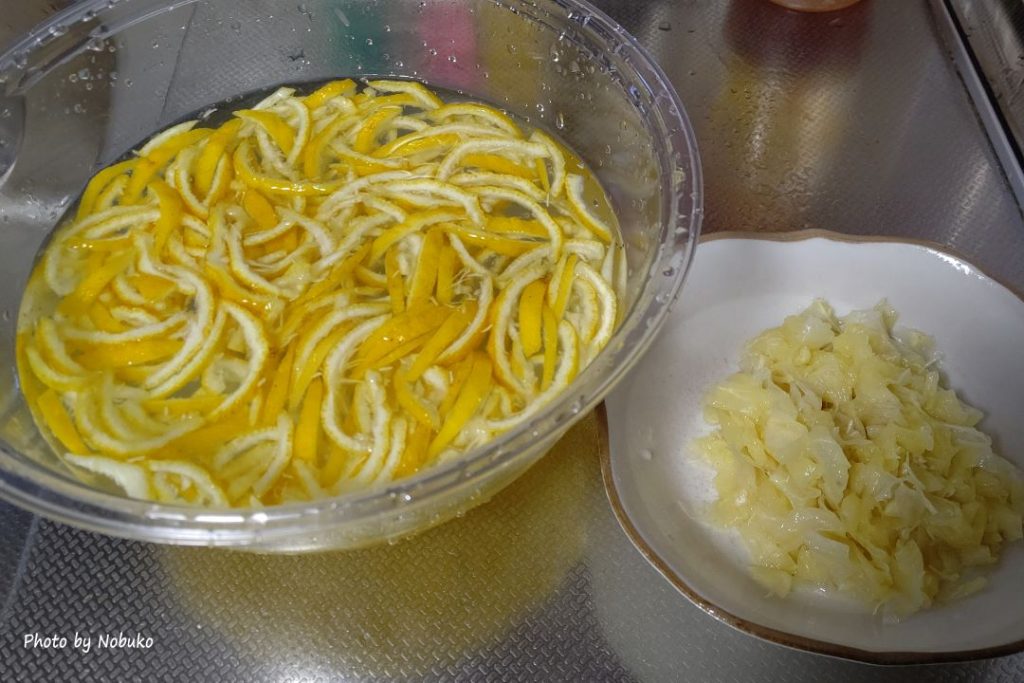 皮とふさを分け刻む_皮は水にさらす