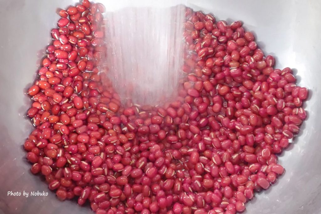 炊く_250gの小豆を水洗いする