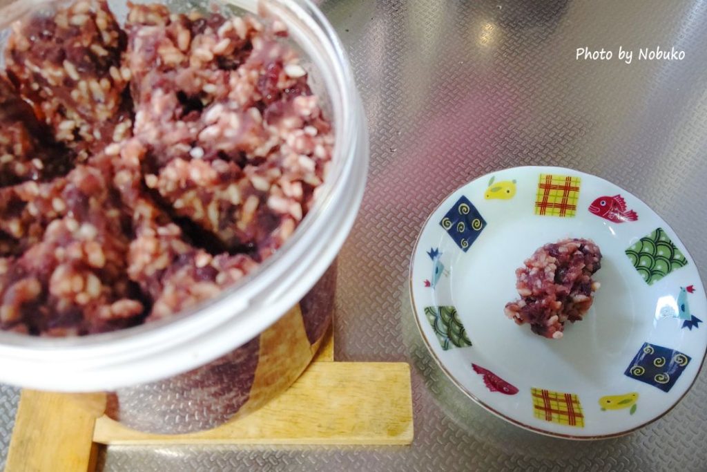 発酵_消毒したゴムベラで別皿に一口取り分け味見をする_ほんのり甘ければOK_未だなら1~2時間発酵を追加する