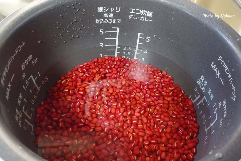 炊く_あく抜き_お釜に小豆を入れ３合分の水を入れる