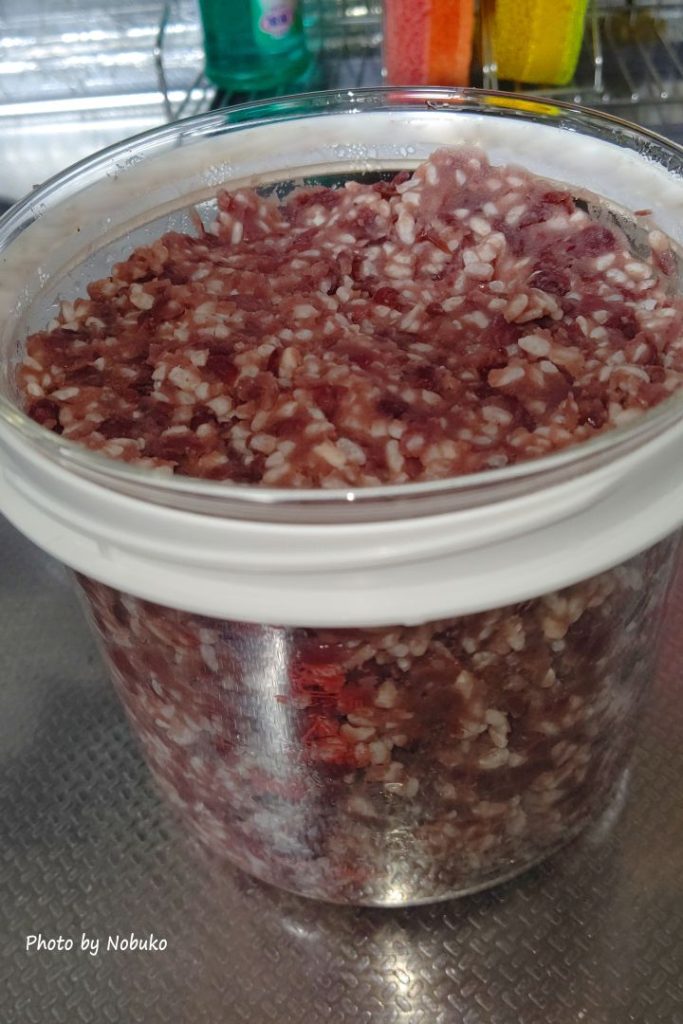 発酵_消毒した内容器に小豆と米麹をまぜたものを入れる