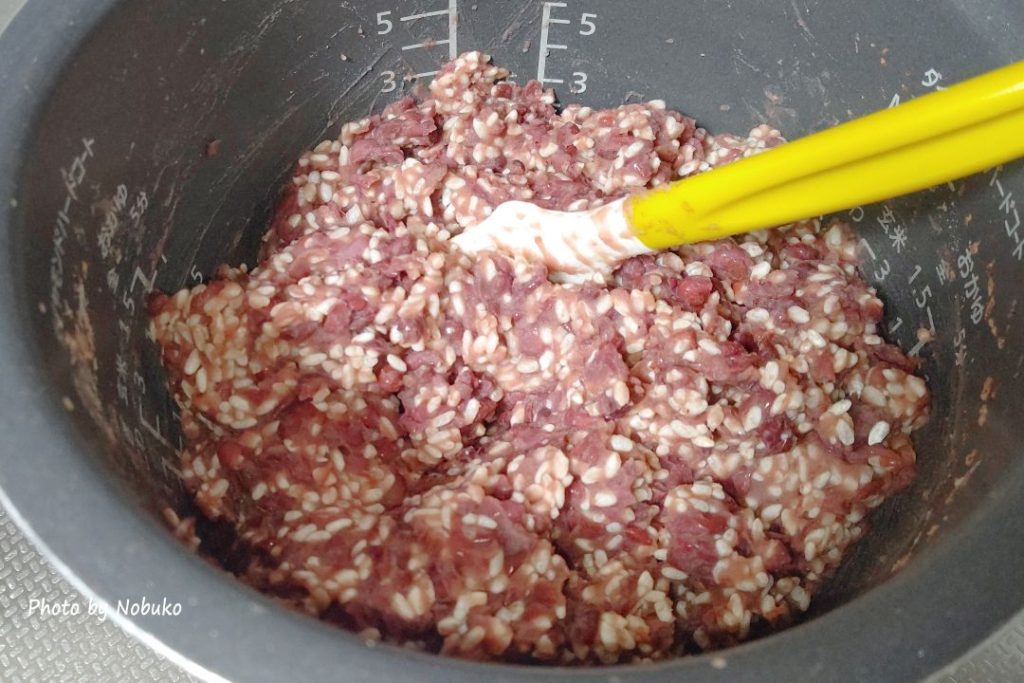 発酵_米麹250gを小豆に混ぜる