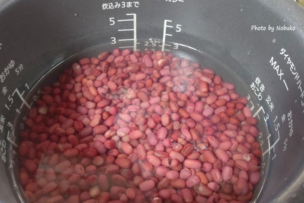 あく抜きして水洗い後_お釜に戻して3合のﾒﾓﾘまで水を入れる