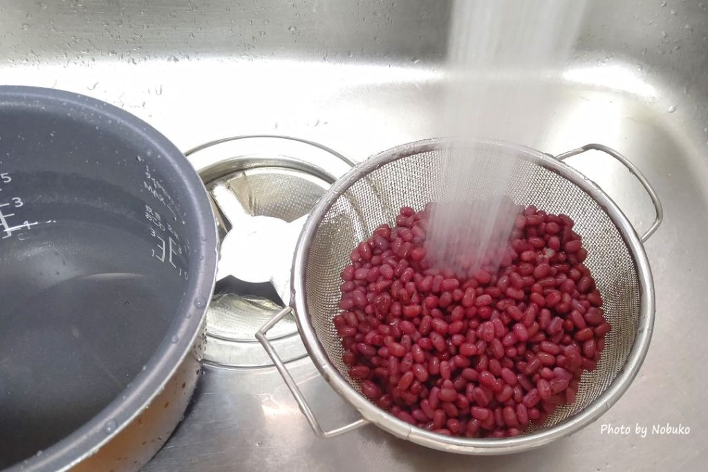 炊く_あく抜き1回目_ザルにあけて流し水で洗う