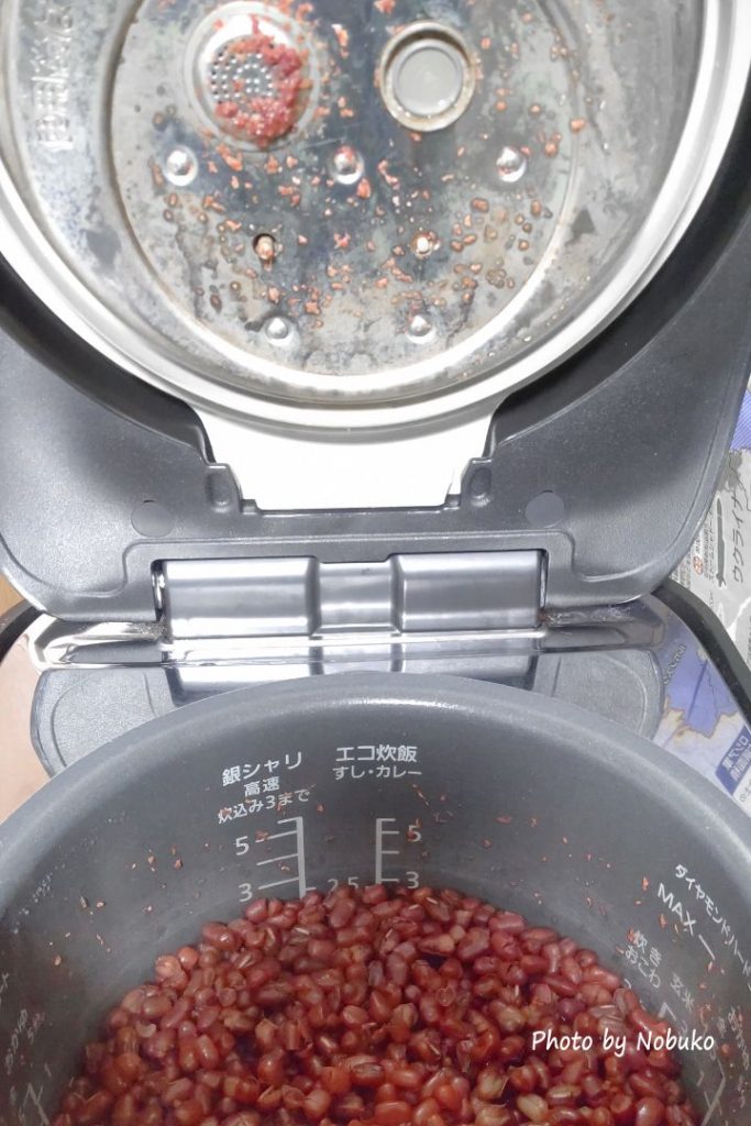 炊く_2回目炊飯後_お釜のふたや蒸気口の部品の汚れは洗う_染色注意