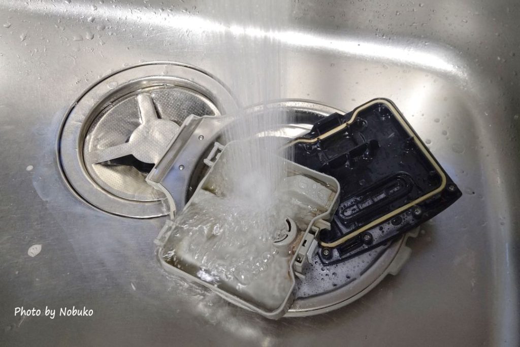 炊く_2回目炊飯後_蒸気口の部品とふたを水洗いして付着した小豆を除去