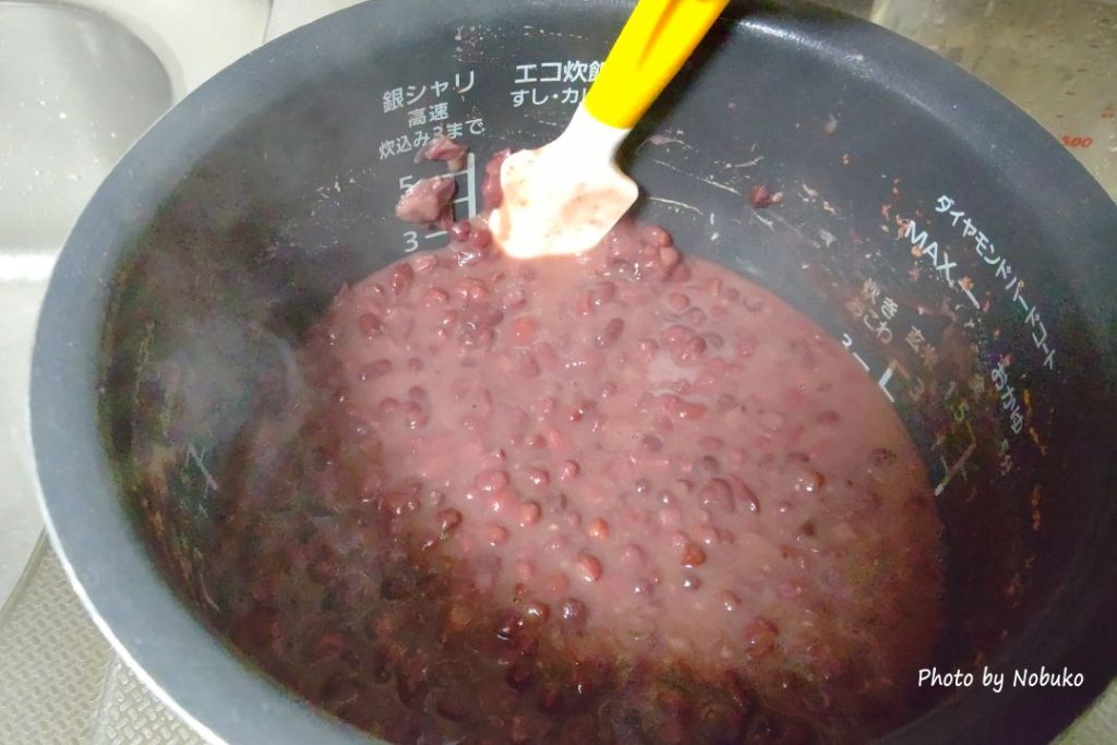 発酵_3回目炊き上がったら_熱いうちにゴムベラで小豆をつぶす