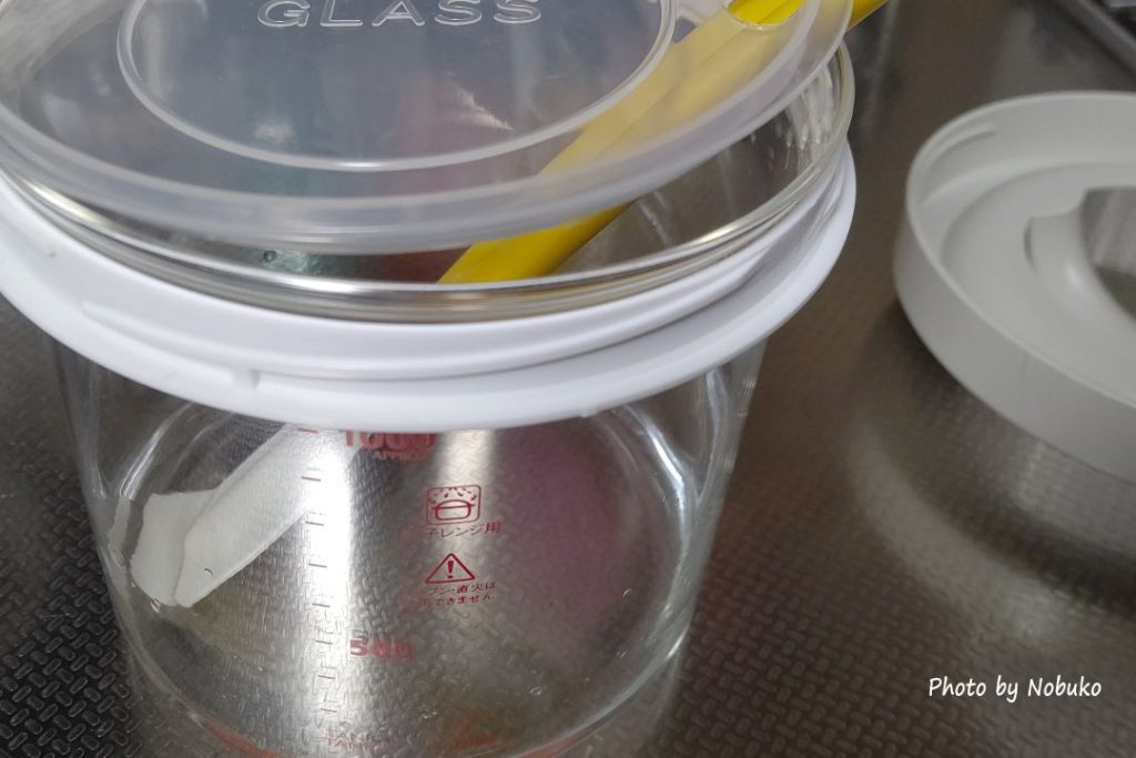 発酵_内容器にゴムベラと水を底から1cm程度入れ内容器内ぶたを軽くかぶせて電子ﾚﾝｼﾞ500w1分半チンする