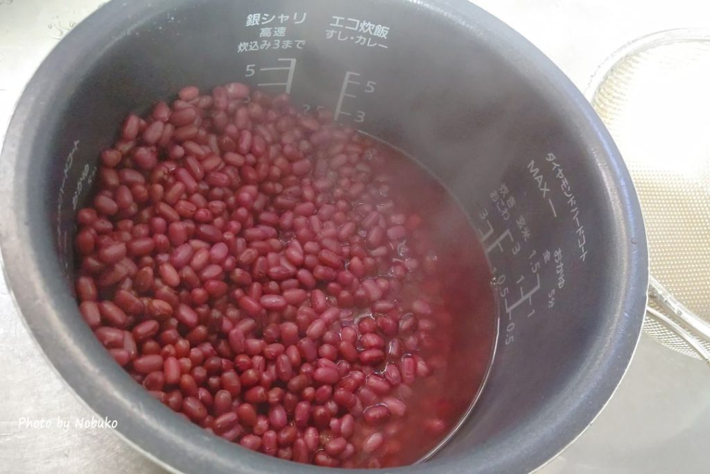 炊く_あく抜き1回目とザル