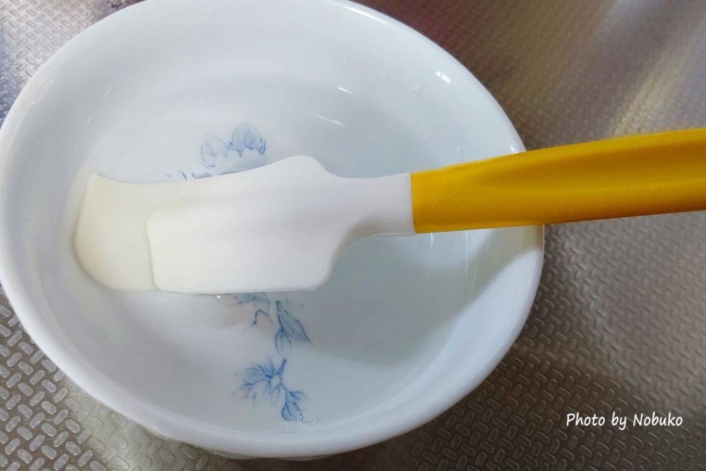 保存と食べ方_ゴムベラうを消毒する_別皿に少し取り分け味見をするため