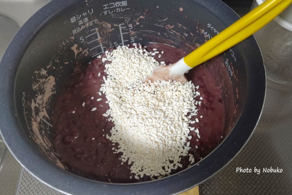 発酵_つぶして60℃以下に冷ました小豆に米麹を投入