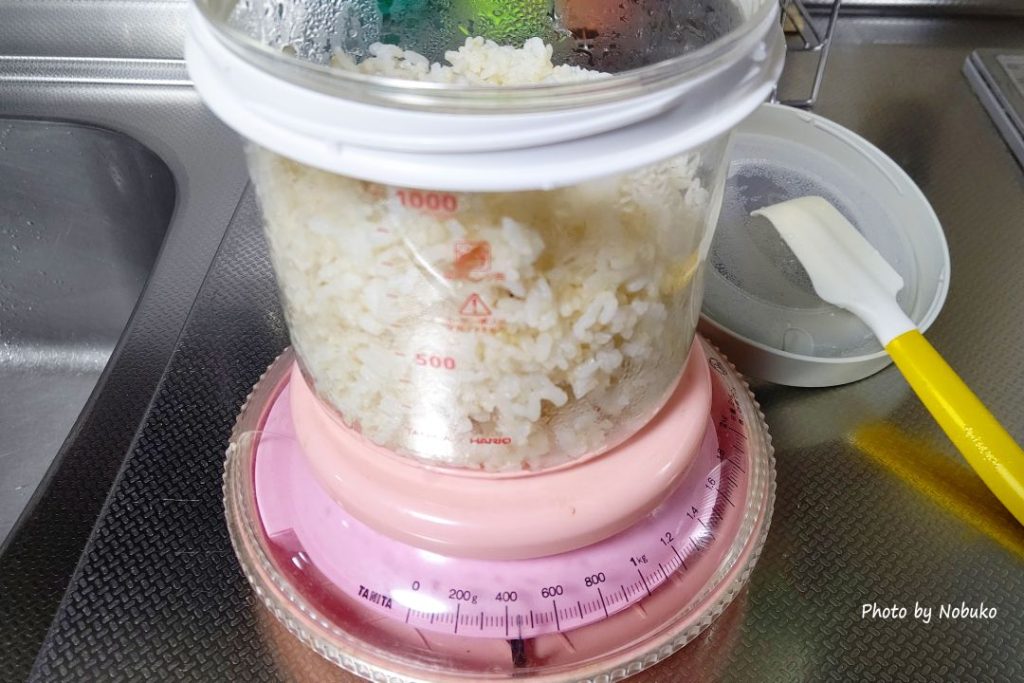 炊き立てご飯450ｇを消毒済みの内容器に入れる