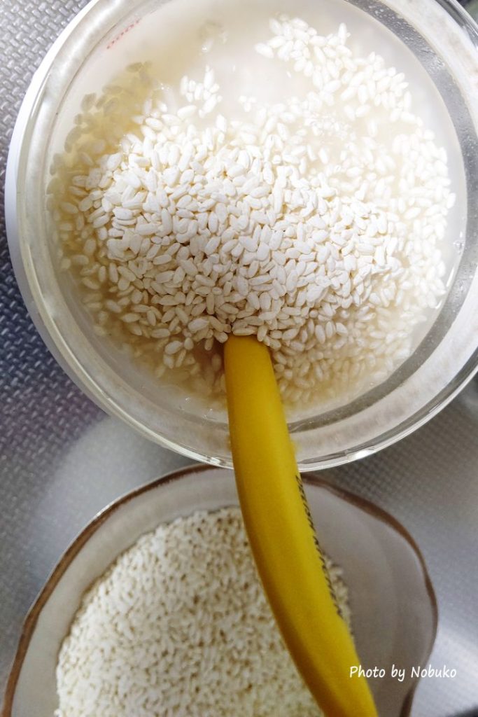 水の中でよくほぐしたご飯に米麹を少しずつ入れ混ぜ込んでいく
