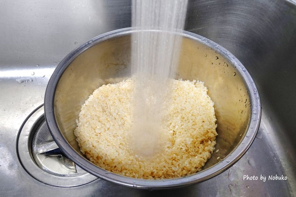 お米を研ぐ