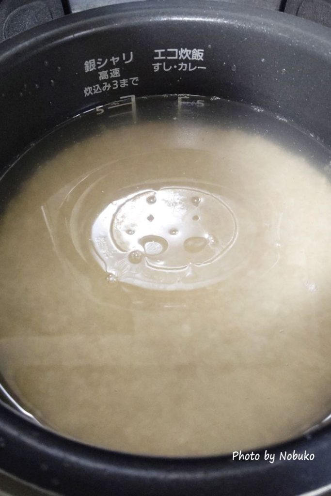 いつもの水加減でご飯を炊く