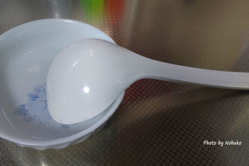 耐熱性のお玉を蒸気消毒する_耐熱性の器に1cm程度の水を入れ500~600W1分30秒チン