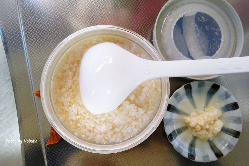 発酵の確認_蒸気消毒したお玉で一口分すくって味見をしてみる