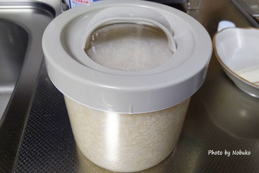 内容器の外ぶたをカチンとはめる