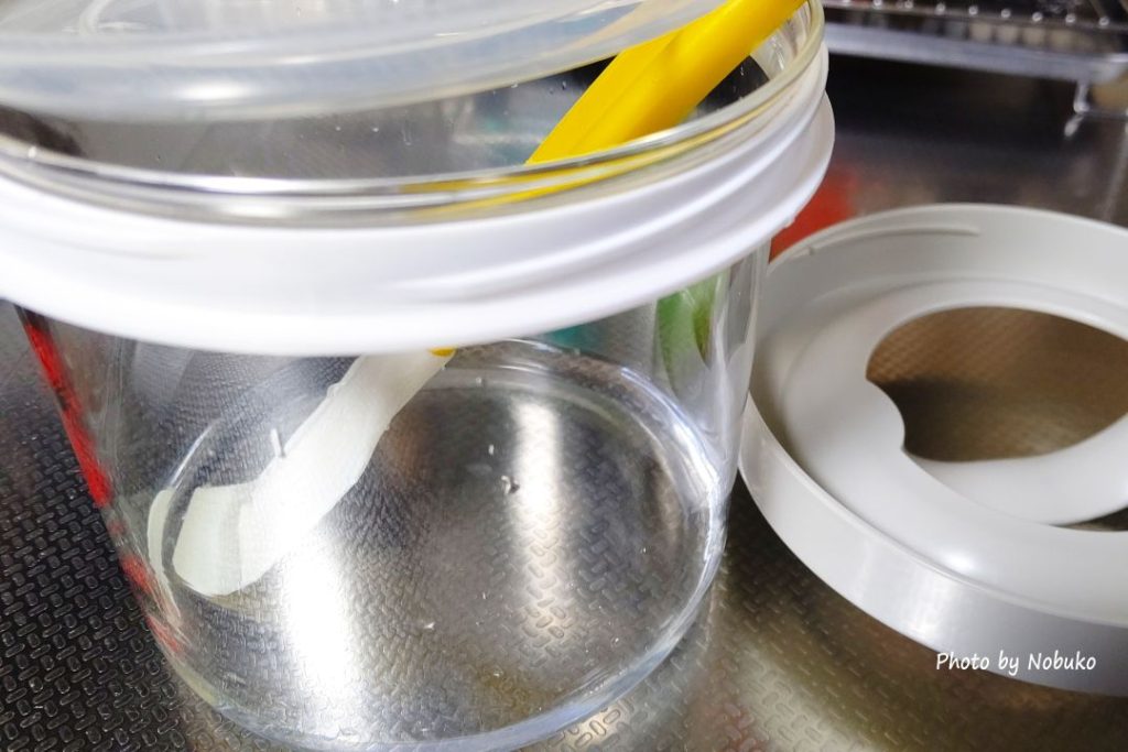 内容器に1cm程度の水と耐熱性のｺﾞﾑﾍﾞﾗを入れ内ぶたを置く