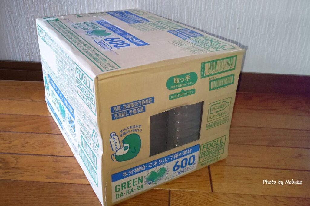 GREEN_DA・KA・RA_サントリー_ラベルレス_スポーツドリンク_ペットボトル(冷凍兼用)(熱中症対策)600mlx24本_段ボール上斜めから