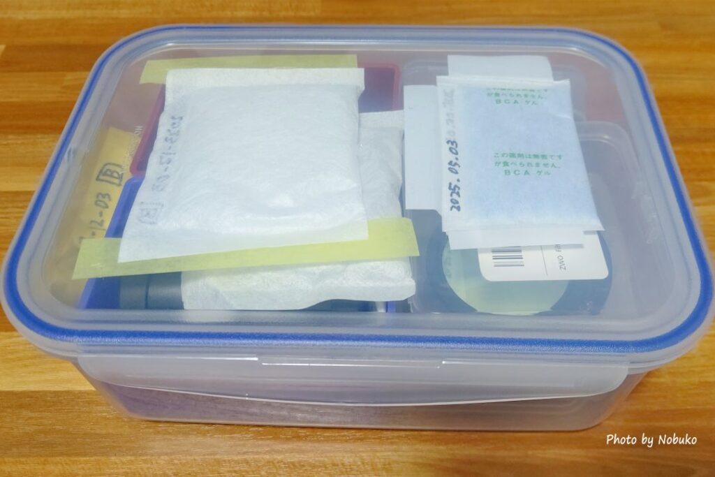 フィルター・コマコレのカビ対策_密封性のある食品保存容器Lustroware岩崎工業イージーケア2Ｌ&乾燥剤＆カビ防止剤_ふたを閉めた図