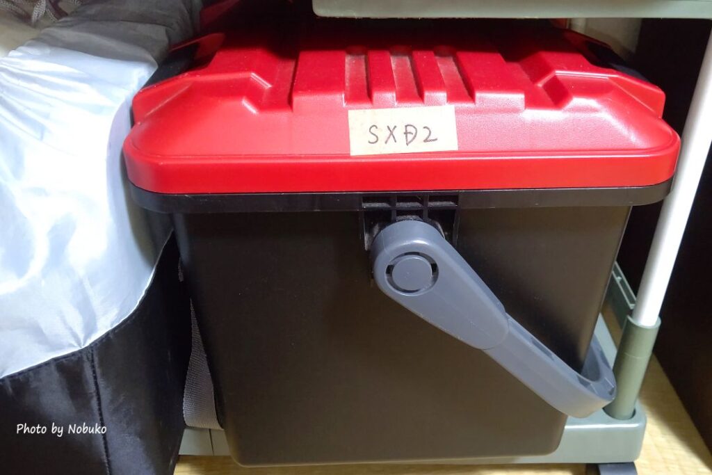 工具箱リングスター(RINGSTAR)ドカットD-4700レッドorブルー_外観_棚に片付けて黄色のシールで中身がわかりやすい