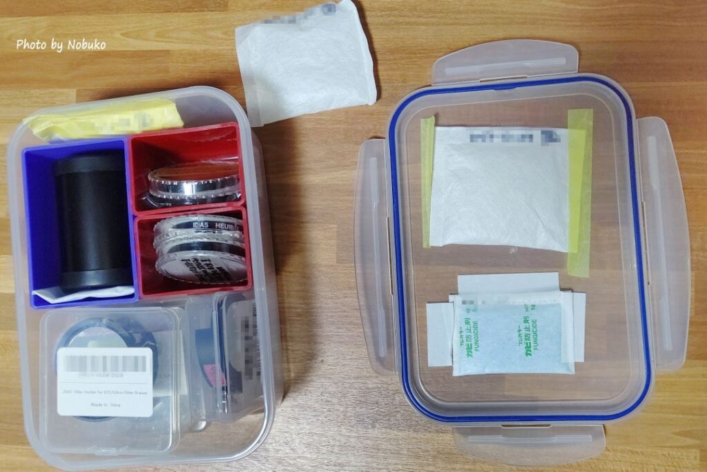 ﾓｻﾞｲｸ_フィルター・コマコレのカビ対策_密封性のある食品保存容器Lustroware岩崎工業イージーケア2Ｌ&乾燥剤＆カビ防止剤_ふたを開けた図