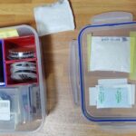 ﾓｻﾞｲｸ_フィルター・コマコレのカビ対策_密封性のある食品保存容器Lustroware岩崎工業イージーケア2Ｌ&乾燥剤＆カビ防止剤_ふたを開けた図