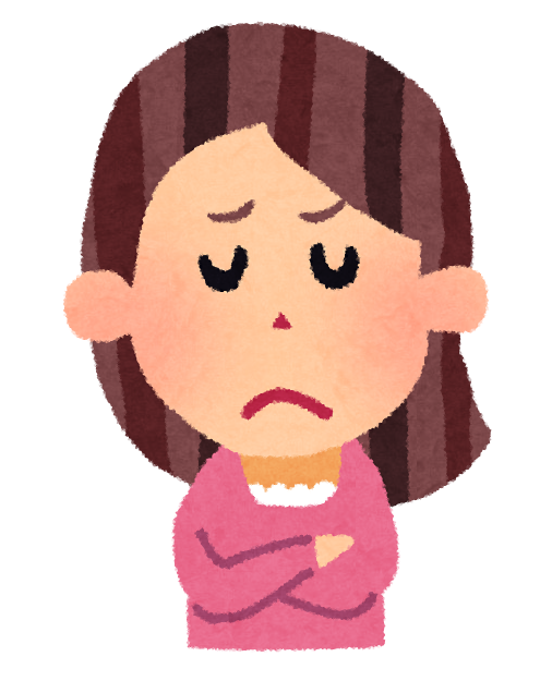 腕を組んで考える女性
